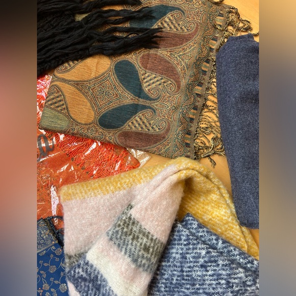 9️⃣🧣Lot of 9 Random Scarves-Varying Colors/Sizes/Brands/Materials/Conditions - Picture 8 of 17